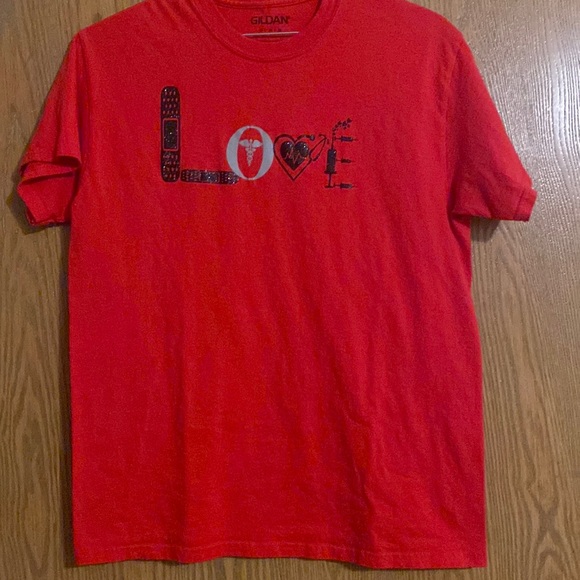 Gildan Tops - 💙Gildan size M red love tee💙
